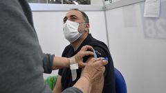 El conselleiro de Sanidade, Julio Garc�a Comesa�a, recibi� este s�bado la primera dosis de Pfizer en el Ifevi