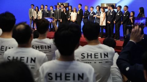 Directivos y empleados de Shein posan durante la ceremonia de salida a Bolsa de la compa��a.
