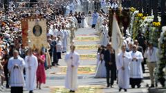 M�s de 30.000 flores llegadas desde Galicia cubrieron el paso de Le�n XIV en la procesi�n del Corpus