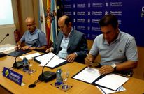Rafael Louz�n (centro), durante la firma del convenio junto a Anxo Queiruga (izquierda) y Pedro Campos.