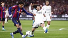 Lamine Yamal (izquierda) y Cucurella, durante una acci�n del cl�sico.