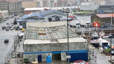 En las chabolas del puerto de Ribeira se procedi a retirar el amianto de la cubierta