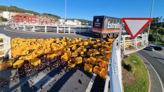 Cajas de cerveza caídas en la parte elevada de la rotonda de Sabón.