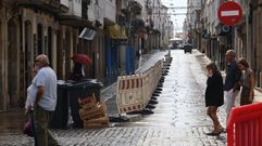 Vallas colocadas en la calle Magdalena para separar la zona de terrazas del carril que se habilitar� para la circulaci�n.