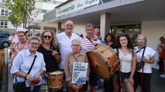 El t�cnico de farmacia Antonio Sousa (en el centro, de blanco), este viernes rodeado de clientes que acudieron a homenajearlo con motivo de su jubilaci�n