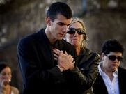 Los familiares de las v�ctimas afrontaron con gestos de pesar y dolor, pero tambi�n con entereza, los actos celebrados ayer en la bas�lica compostelana.