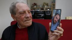 El pontevedr�s Luis Nodar, mirando la foto de Diego, que cree que es su hijo, aunque ser� una prueba de ADN la que lo confirme 