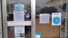 Carteles en un comercio convocando el apagón voluntario esta tarde en Marín