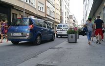 En la imagen, el hueco del �ltimo banco destrozado sobre las 8.30 horas de ayer. 