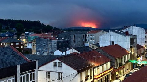 Vista del incendio de Vimianzo desde Baio