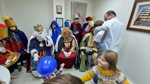 Sus majestades los Reyes Magos de Oriente visitaron la delegacin de La Voz de Galicia en Pontevedra