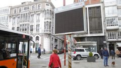 La pantalla electr�nica situada frente a Correos se instal� hace ocho a�os para ofrecer informaci�n de los buses, pero nunca lleg� a funcionar
