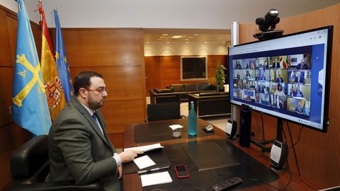 El presidente del Principado, Adrin Barbn, durante la reunin por videoconferencia con el presidente del Gobierno, Pedro Snchez, y el resto de presidentes autonmicos.