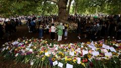 Ciudadanos contemplan en Green Park las flores dejadas en homenaje a la fallecida reina Isabel