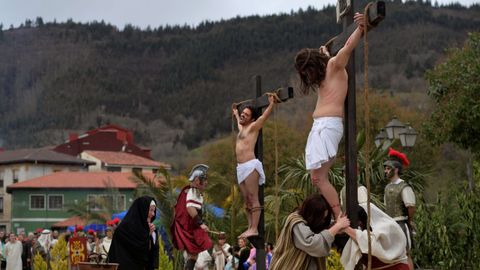 Representación del Vía Crucis en Infiesto