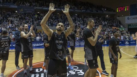 Jugadores del Obradoiro celebrando en Sar la victoria frente al B�squet Coru�a.
