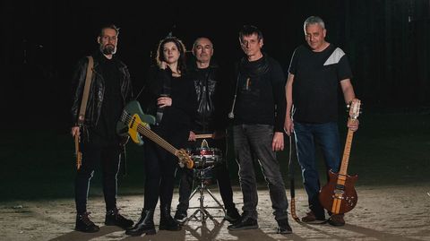 Integrandas da banda Z&euml;nzar, que este s&aacute;bado ten concerto en Carballo 