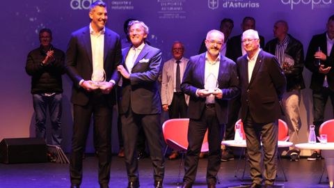 Scola y Moncho Lpez recogen sus premios en el escenario del Centro Niemeier