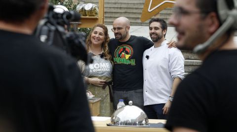 Os cinco concursantes, cun integrante do equipo de  Come a comarca  e co seu instrutor, o coci�eiro Carlos Gonz�lez, do restaurante Merenzao, de Sober, 
