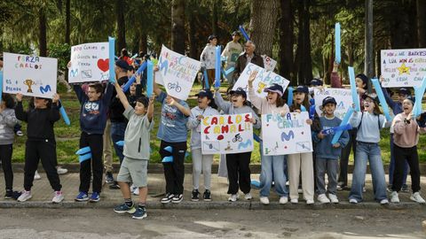 Los m�s peque�os de Xinzo salieron con sus pancartas de apoyo al ciclista local, Carlos Canal