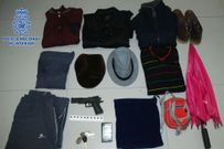 Objetos intervenidos al atracador, entre ellos el arma simulada. 