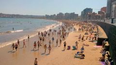 Cientos de ba�istas se agolpan en la playa de San Lorenzo