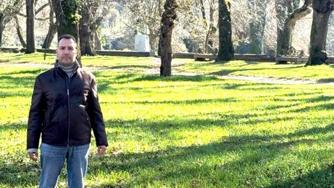 El alcalde de Caldas, Jacobo Prez (PSOE), en la carballeira de la localidad