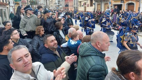 El desfile del carnaval del a�o pasado en Ribadeo, con las calles abarrotadas de p�blico