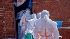 Personal de la Cruz Roja desinfecta la vivienda de una v�ctima de �bola en Mongbwalu, Rep�blica Democr�tica del Congo.