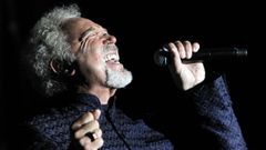 Tom Jones en au concierto en Santiago del 2012.