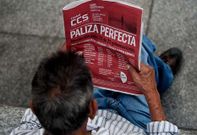 Un hombre lee un diario con los resultados de las elecciones regionales del domingo.