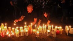 Estudiantes dejan velas en M�xico para protestar por el asesinato de tres j�venes en Guadalajara