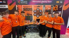 Los seis integrantes del equipo, durante la ceremonia de entrega de premios celebrada en Singapur.