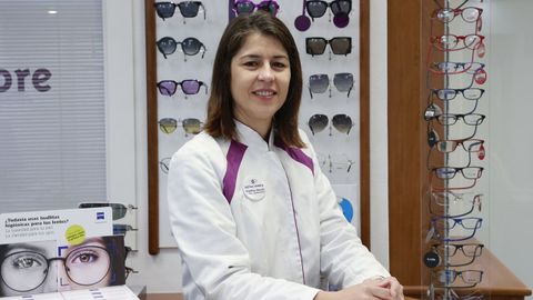 Arantxa Dovale, optometrista en Óptica Cambre.