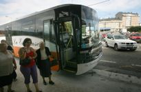 El billete sencillo a Santiago costar� 2,80 euros y, con tarjeta, se reducir� a 1,84 euros. 