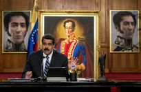 Maduro, flanqueado por diversos retratos del padre de la independencia, Sim�n Bol�var 