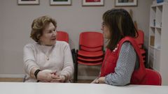 Mar�a Teresa V�zquez, una de las usuarias del servicio de teleasistencia m�vil de Cruz Roja, con la t�cnica Marta Abu�n.