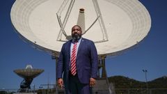 El alto directivo de la NASA posa frente a una de las antenas de la Red del Espacio Profundo de Robledo de Chavela,
