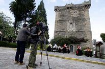 Dos c�maras grabando a un grupo de baile local ante el torre�n hace unas semanas.