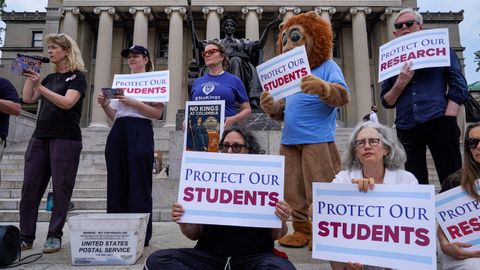 Miembros de la Universidad de Columbia protestan contra las políticas de la institución académica el pasado 6 de junio