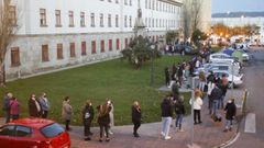 Imagen de las colas de gente para los test de ant�genos en el campus de Esteiro