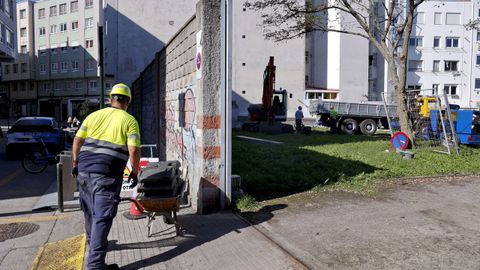 Obreros trabajando en el derribo del muro del Observatorio.