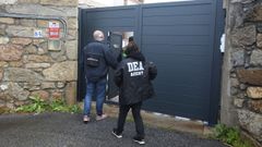 Agentes de la DEA de los EE.UU. y Europol accediendo a uno de los inmuebles registrados este martes en O Saln�s.
