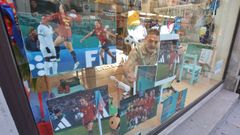 Fotograf�as de la jugadora Tere Abelleira y de la selecci�n espa�ola que se exhiben en el escaparate de la tienda Mr. Bamb� de Pontevedra