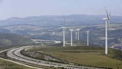 Abadn y A Pastoriza (en la imagen, aerogeneradores cercanos a tramo de la A-8 que baja de O Fiouco a A Xesta) son municipios con una importante presencia de parques elicos