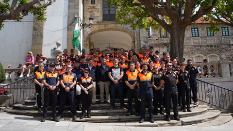 Foto de familia de los voluntarios de Protecci�n Civil, el GES, el alcalde y otros miembros del gobierno local, delante del consistorio local