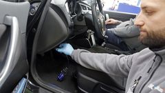 Un trabajador de la estaci�n de la ITV de Xar�s comprueba que los elementos electr�nicos del veh�culo no han sido manipulados