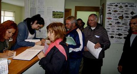 Los afectados formalizan sus solicitudes en el Distrito Forestal V de Vimianzo. 