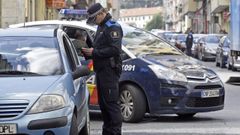 Agentes de la Polic�a Local de Ribeira durante un control de tr�fico en el municipio. 
