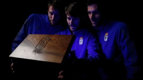 Michu, Jon Erice y David Fern�ndez en el spot de la campa�a de Navidad del Real Oviedo